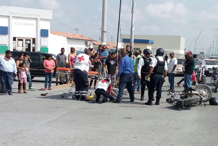 Familia en moto herida en choque