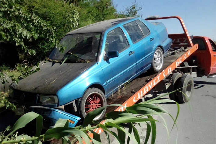 Abandonan auto en Río Monclova