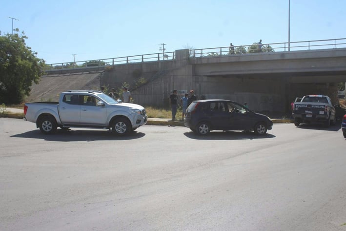 Accidente vial bajo puente Cal y Canto