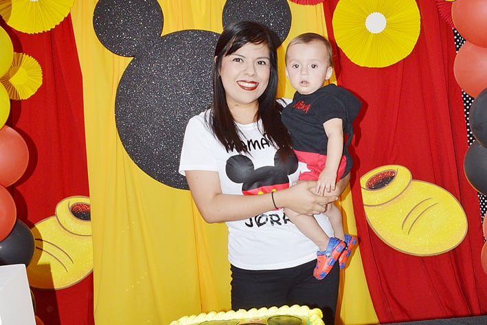 Alonso Moreno Se festeja con Mickey Mouse