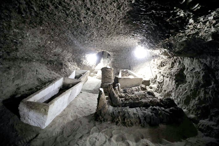 Encuentran cámara funeraria con 17 momias