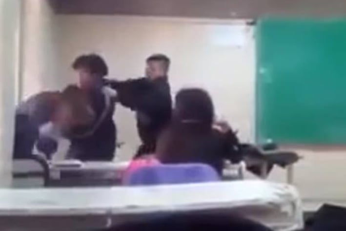 Golpea una estudiante  brutalmente a su maestra