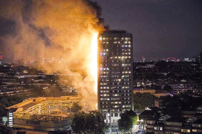 Se incendia torre de  viviendas en Londres