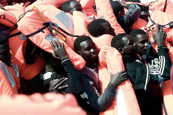 Rescatan a más de mil inmigrantes