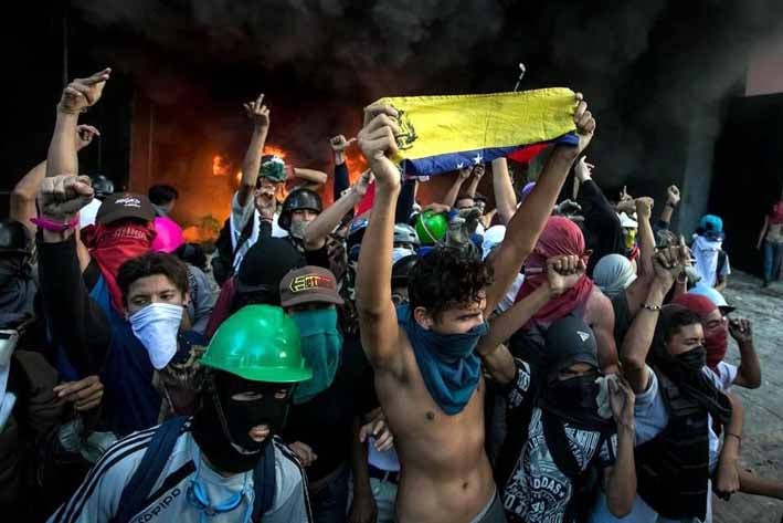 Incendian el Poder  Judicial venezolano
