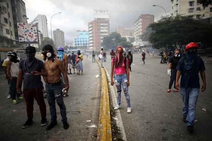 Mueren 2 y arrestan a 173 en paro venezolano