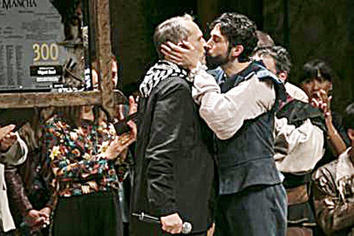 Miguel Bosé y Benny Ibarra se besan en el teatro