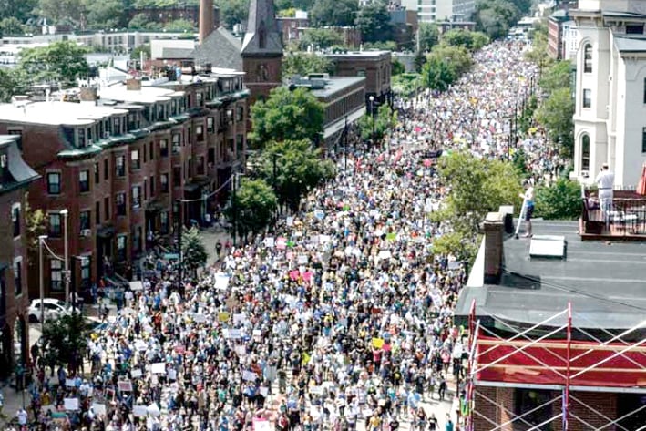 Marchan más de 40 mil personas contra supremacistas