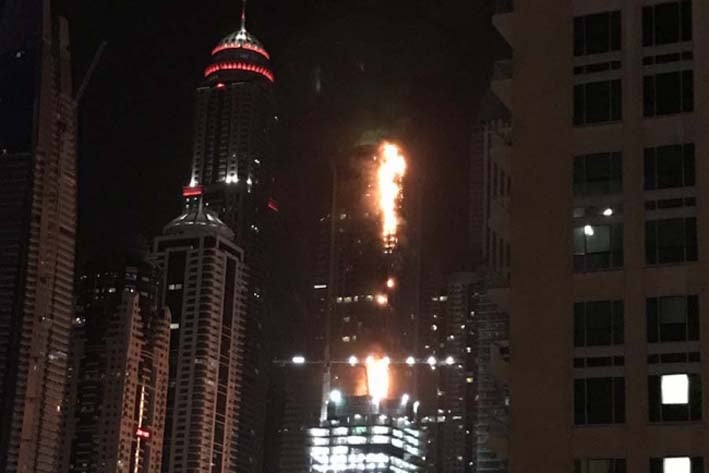 Se incendia rascacielos en Dubái