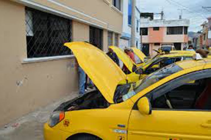 Realizan revisiones a unidades de taxis