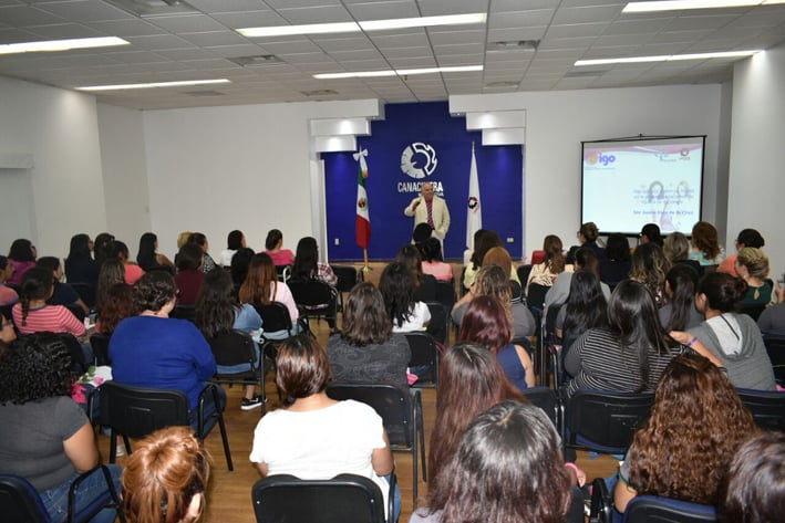 Imparten conferencia a mujeres emprendedoras