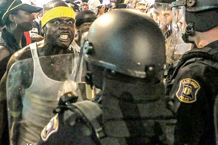 Arrestan 10 en segunda noche de protestas raciales
