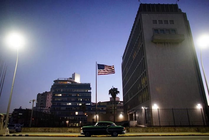 Reducirá EU personal en Embajada de Cuba