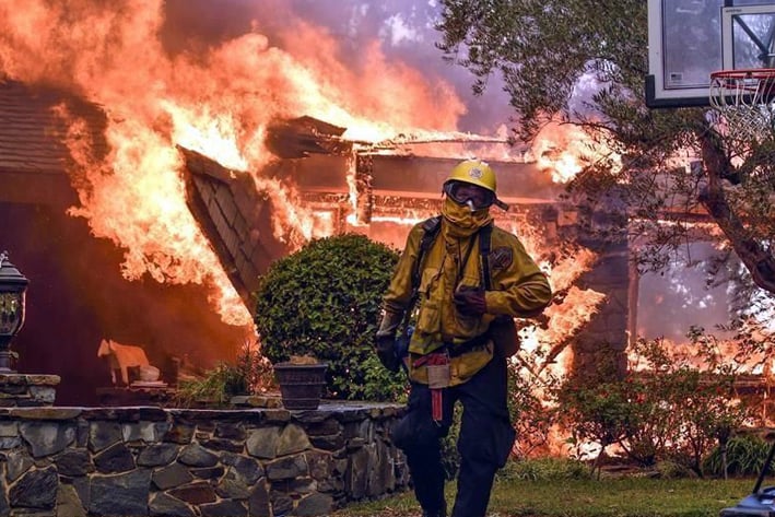 Dejan diez muertos incendios en California