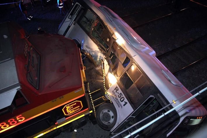 Muere pasajero de camión que choca con tren