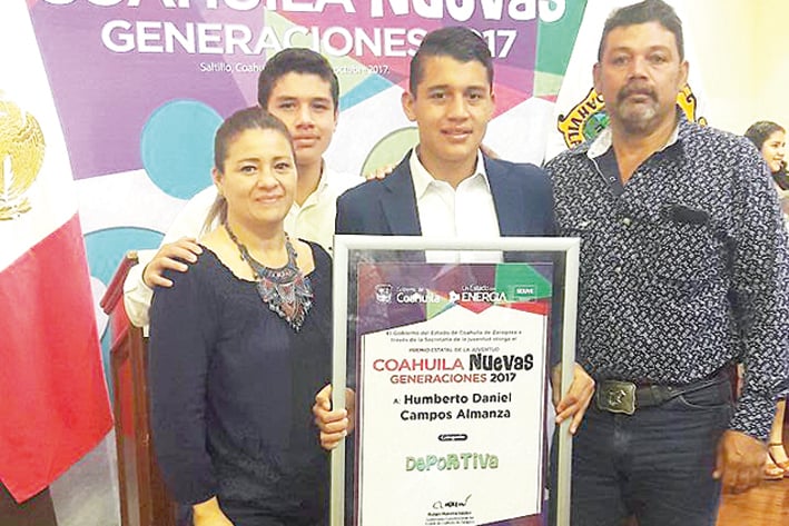 Campos recibe Premio Estatal de la Juventud