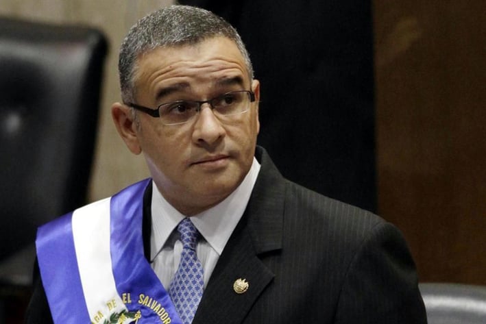 Condenan a Mauricio Funes por peculado