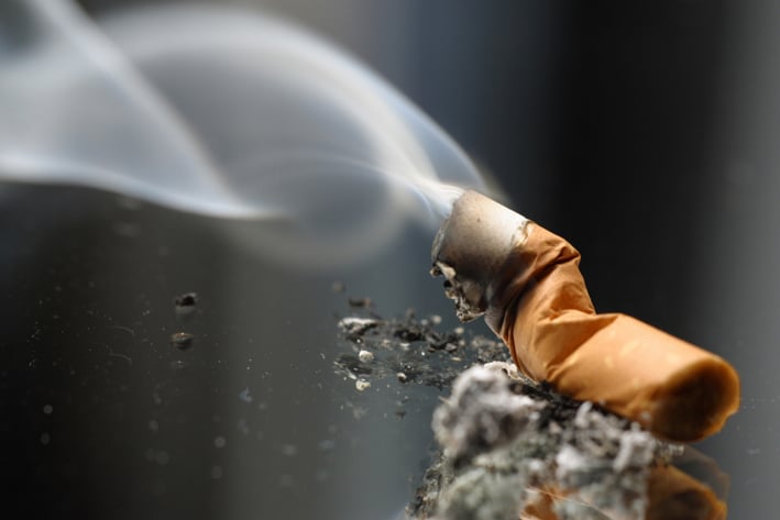 Multa de 1,600 a fumadores con menores abordo