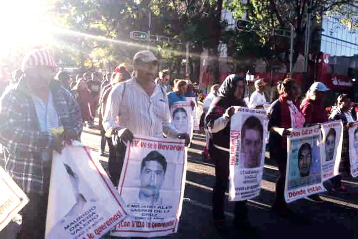 Marchan por los 43 normalistas de Ayotzinapa