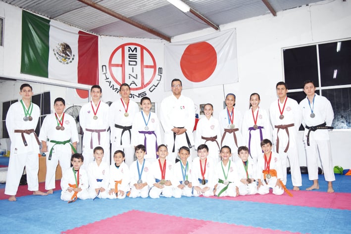 Karatecas ganan medalla de oro