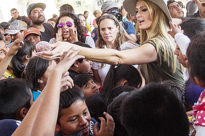 Paris Hilton visita a damnificados en Xochimilco