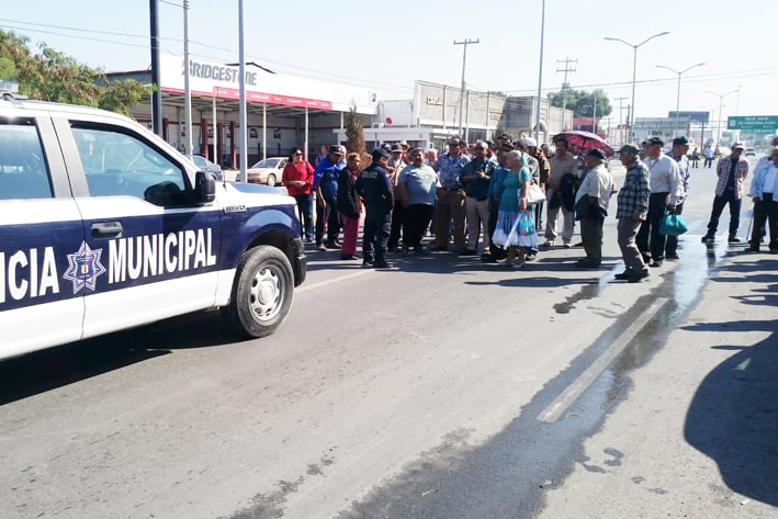 Bloquean pensionados el Bulevar Benito Juárez