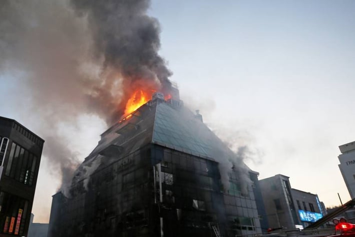 Incendio en edificio deja 29 muertos