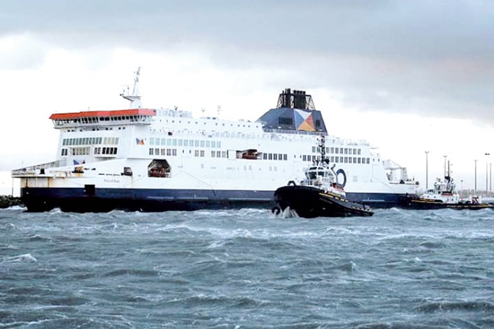 Encalla ferry en Francia con 313 personas a bordo