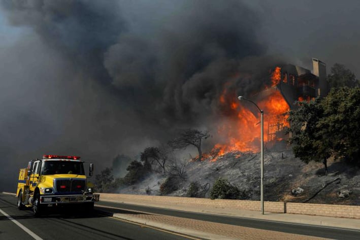Evacuan a 100 mil por fuego en California
