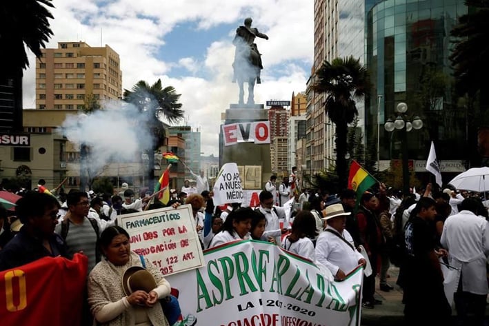 Toman médicos calles de Bolivia