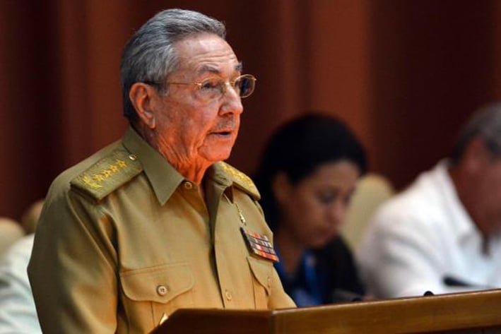 Posponen relevo de Raúl Castro