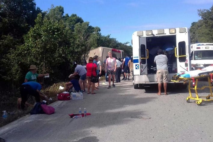 Volcadura de autobús deja 12 turistas muertos