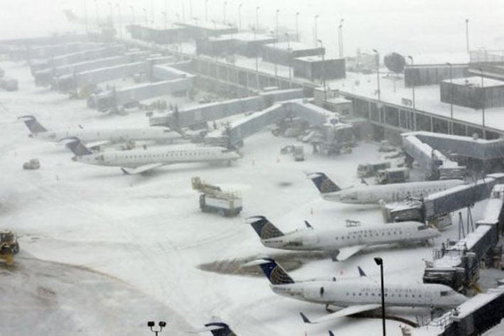 Cierran aeropuertos en NY por nevadas