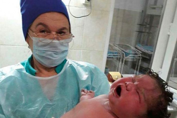 Mujer da a luz a bebé de 6.3 kilos en Rusia