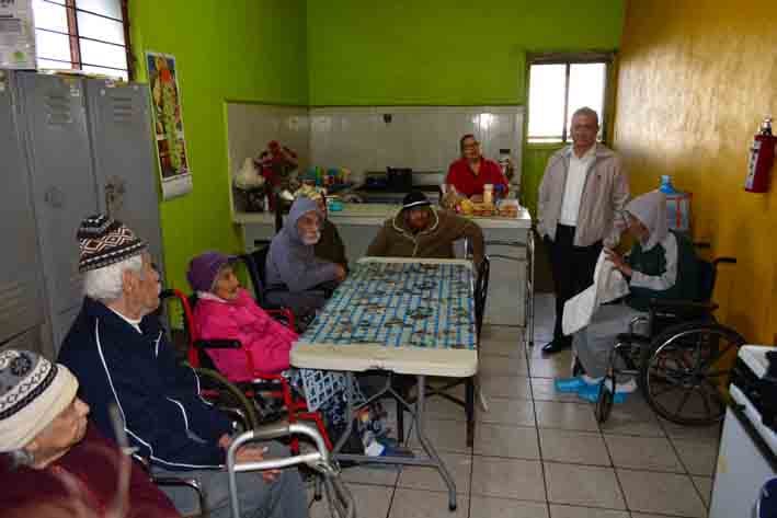 Visita Enrique Soto el Asilo de Ancianos