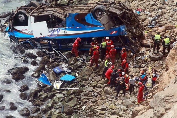 Mueren 36 personas al caer autobús a acantilado