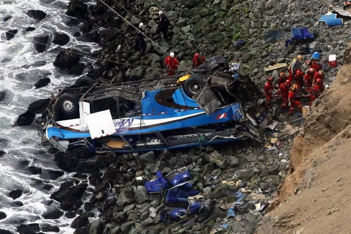 Saltó sobreviviente de autobús en Perú