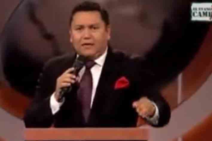 Pastor evangélico levanta la mano por Venezuela