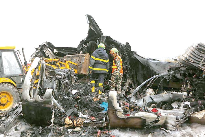 Al menos 49 muertos al estrellarse avión en Nepal