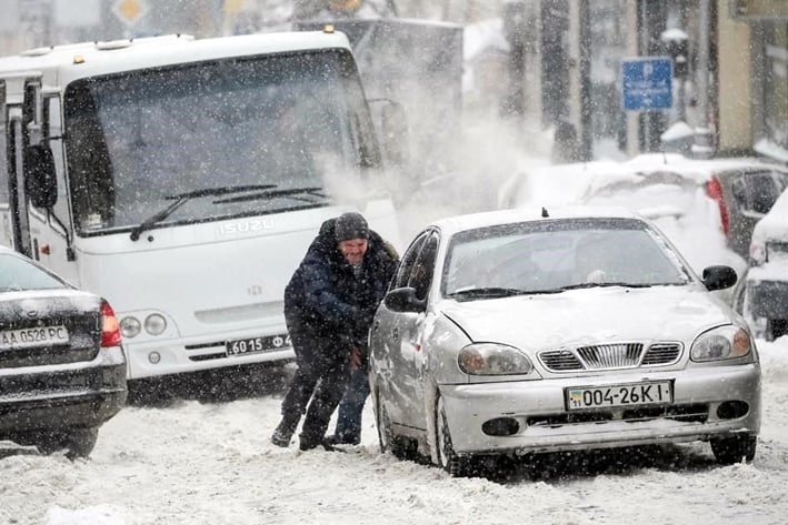 Paraliza la nieve el transporte en Europa