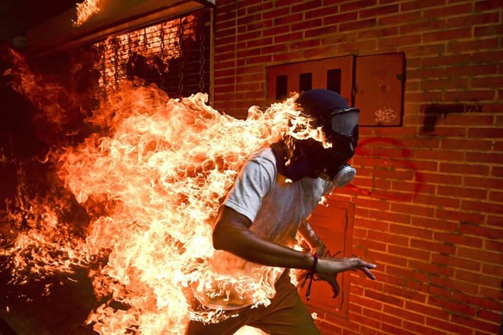 Fotografía de un venezolano envuelto en llamas es la ganadora