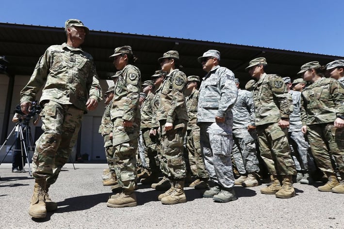 Arizona y Texas envían más militares a la frontera con México
