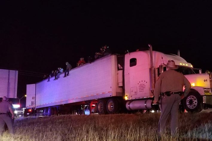 Detienen en Texas camión con 86 migrantes latinoamericanos