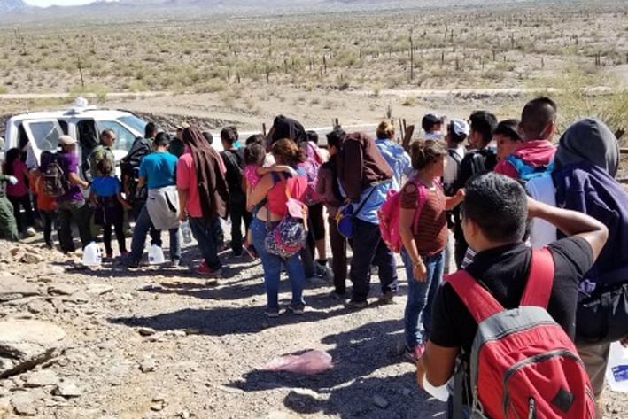 Aseguran a 57 migrantes en el desierto de Arizona