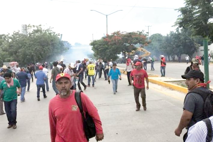 Dispersan bloqueo de maestros con gas lacrimógeno en Chiapas