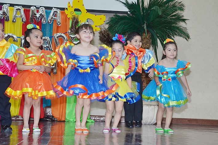 Guardería y Maternal Carita Feliz Colorido Festival