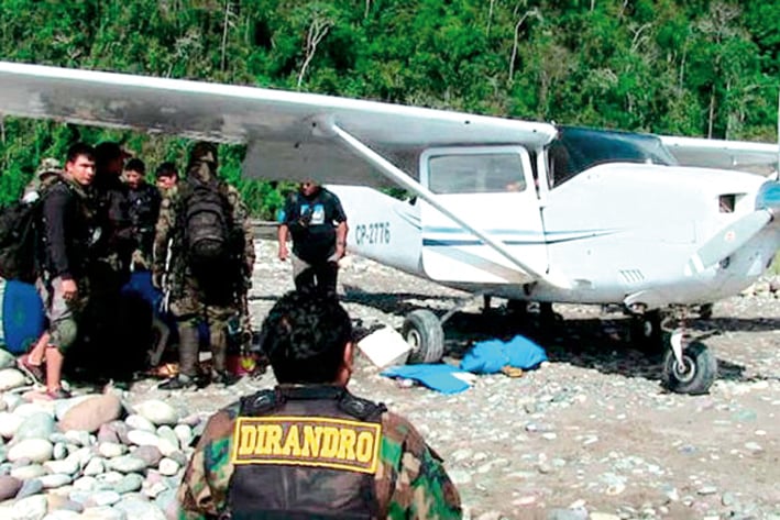 Incautan en plena selva de Perú una avioneta boliviana con 300 kilos de droga