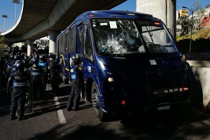 Maestros de la CNTE enfrentan a policías en la México-Cuernavaca