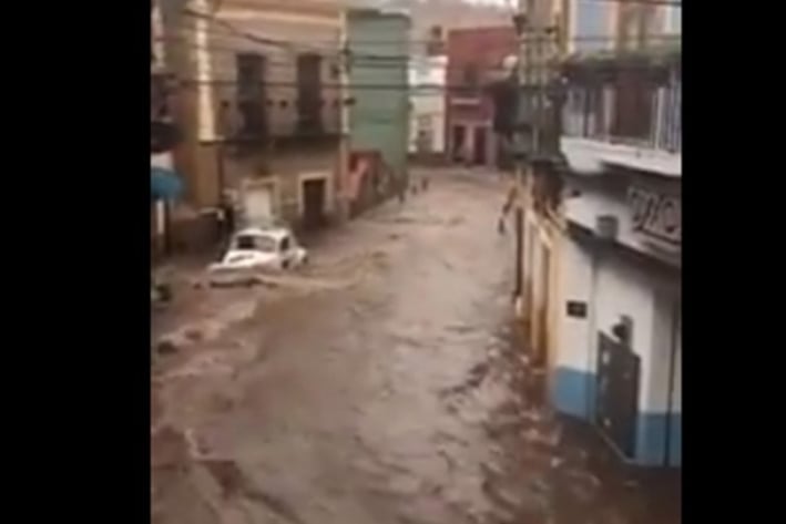 Se desborda Presa de la Olla y causa inundaciones en Guanajuato