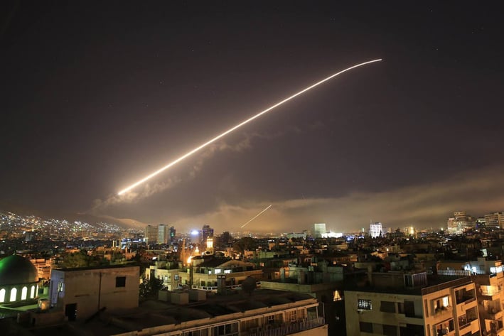Lanzan ataque con misiles contra rebeldes, en Damasco